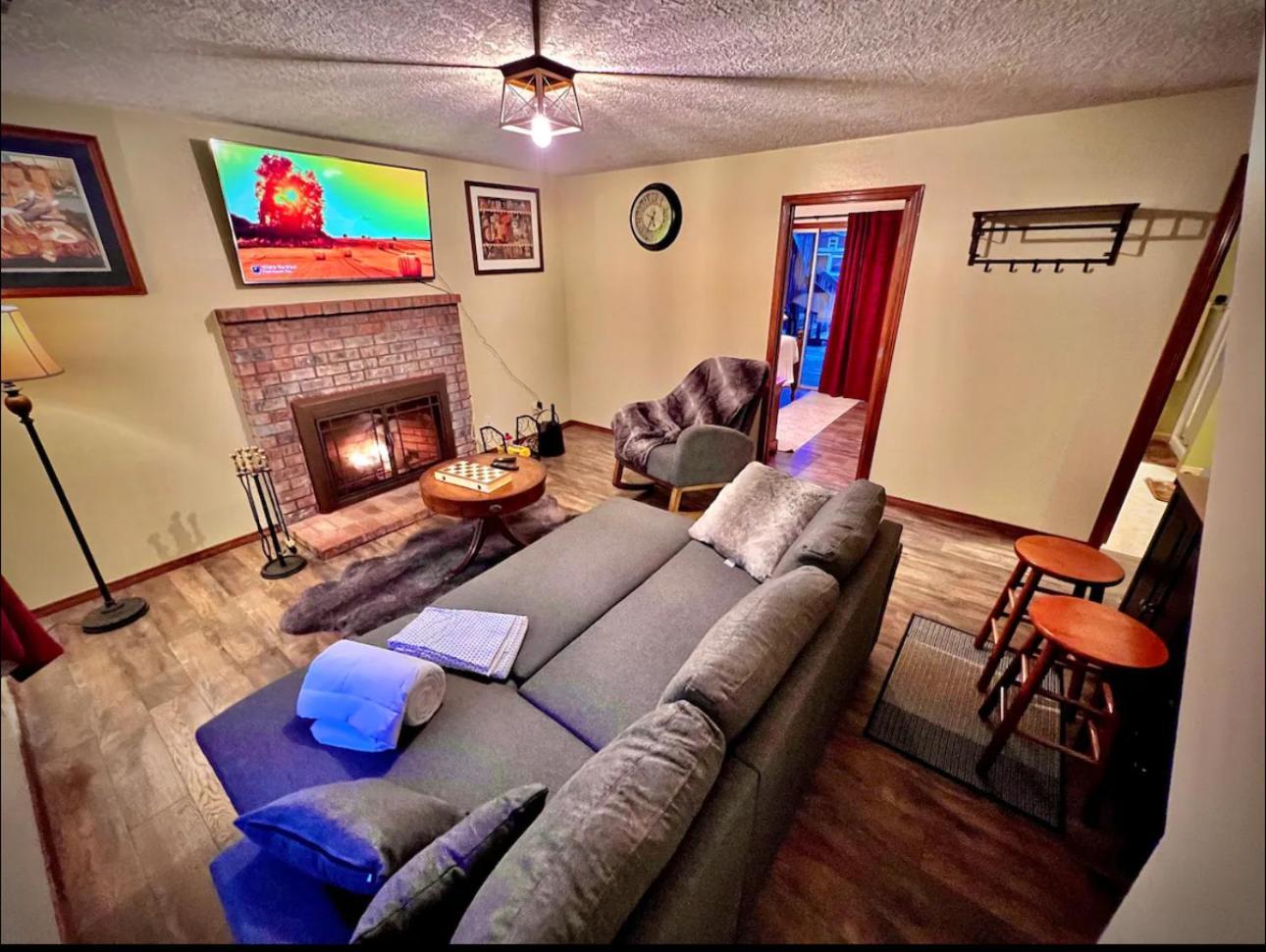Private Level Of The House With Spa Gresham Exterior photo
